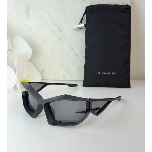 NEW Givenchy GV40049I Cut Mask Black Matte Sunglasses - Picture 3 of 10